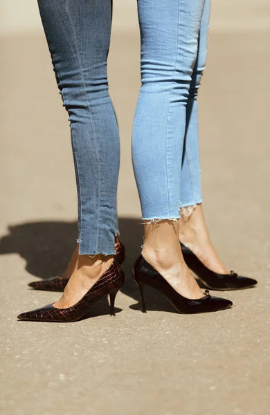 Heels and blue jeans — Stock Photo, Image