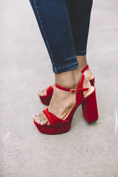 Közelkép a piros sarkú cipőkről — Stock Fotó