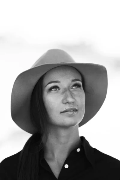 Young woman wearing hat — Stock Photo, Image