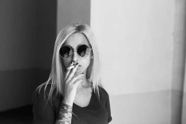 Portrait of young smoking woman — Stock Photo, Image