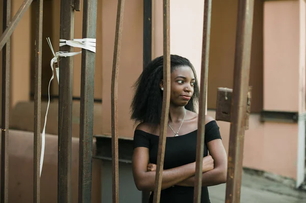 Mulher americana africana na rua — Fotografia de Stock