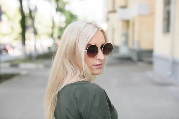 Coole junge Frau mit runder Sonnenbrille auf der Straße — Stockfoto