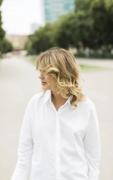 Attraktive Frau mit langen blonden Haaren im Freien — Stockfoto