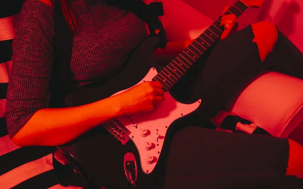 Joven cool mujer en casa jugando en la guitarra — Foto de Stock