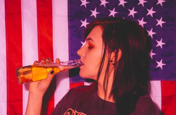 Punk young woman  drinking a beer. — Stockfoto
