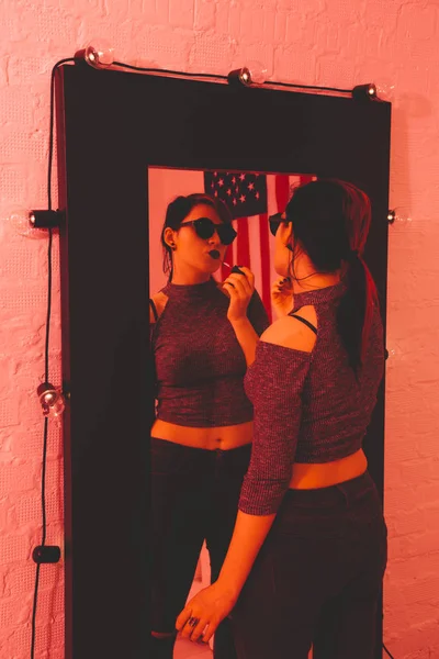 Junge coole Frau zu Hause in der Nähe des Spiegels — Stockfoto