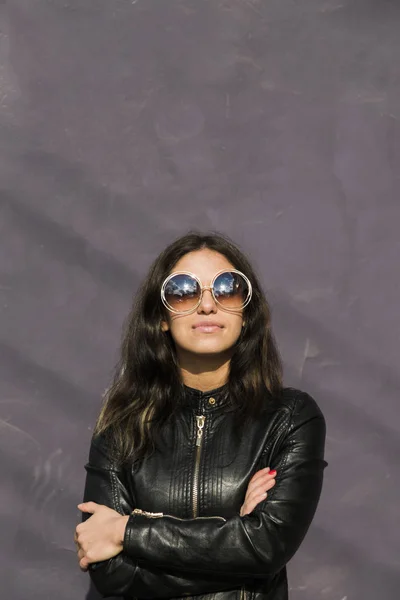 Портрет молодой латиноамериканской женщины в больших круглых солнцезащитных очках — стоковое фото