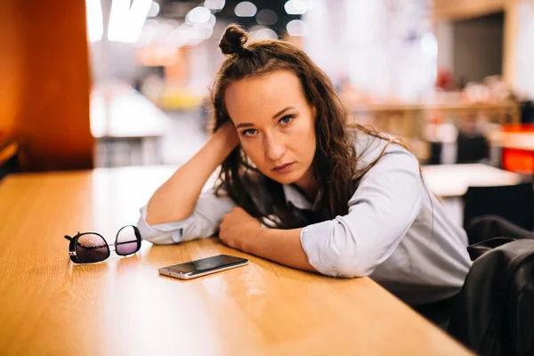 Vermoeide jonge vrouw Stockfoto