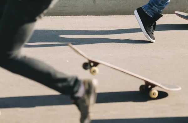 Junge Männer tricksen auf Skateboard Stockbild