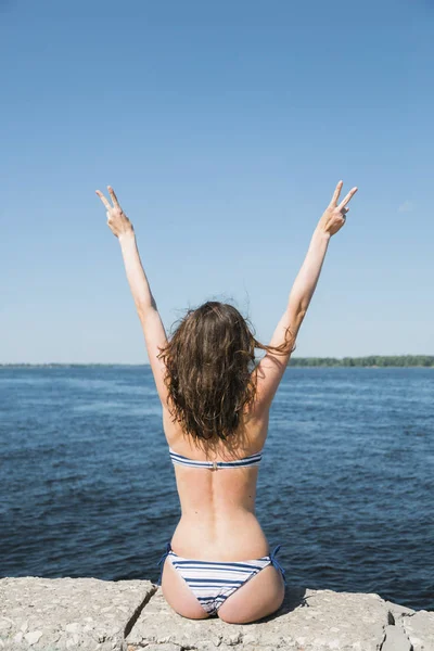 Une jeune femme heureuse se détendre sur la rivière Images De Stock Libres De Droits