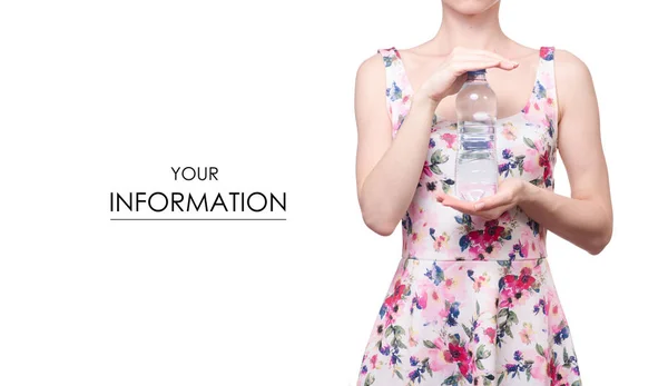 Donna in un abito stampa floreale nelle mani bottiglia acqua primavera estate modello — Foto Stock