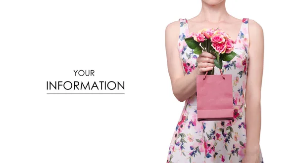 Frau in einem Kleid floralen Druck in den Händen rote Tasche Paket Blume Rosen Muster — Stockfoto