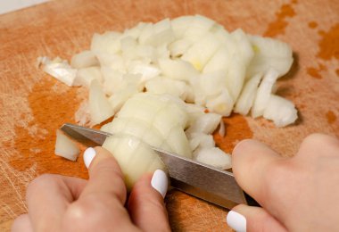 Bir kadın bir yay ahşap bir gemide kesiyor