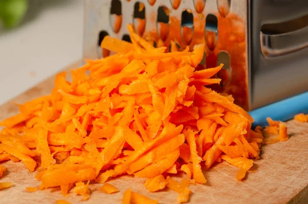 Растирание моркови на решетке — стоковое фото