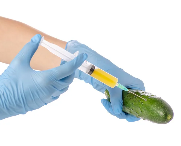 In de handen van komkommer syringe — Stockfoto