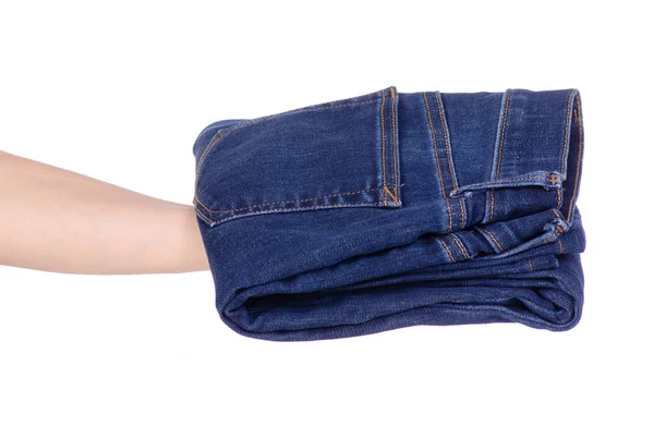 Синие джинсы в руках — стоковое фото