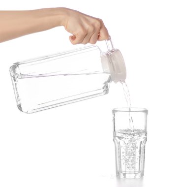 Bir bardak su bir sürahi sürahi su ile el