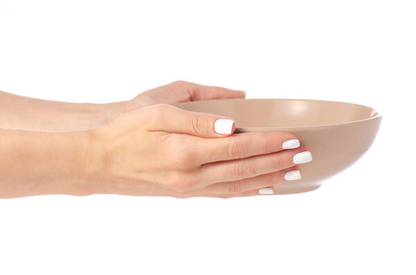 Глубоко коричневая тарелка в руке
