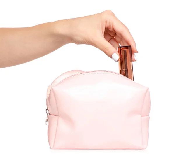 Una bolsa de cosméticos femenina cosméticos lápiz labial en la mano — Foto de Stock