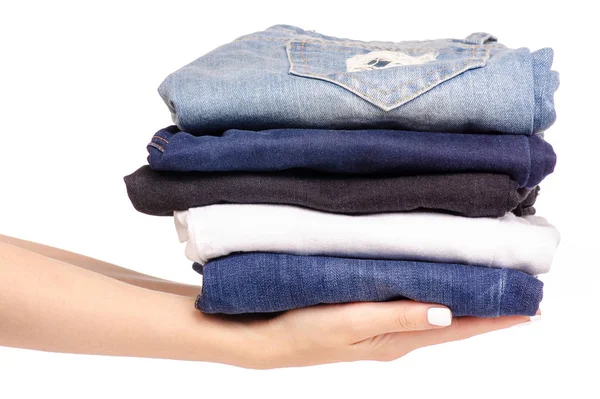 Stapla jeans i hand — Stockfoto