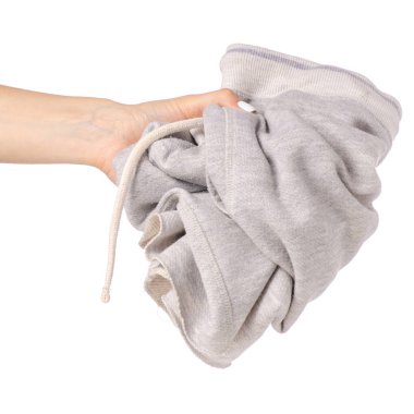 Bir elinde buruşuk gri şort