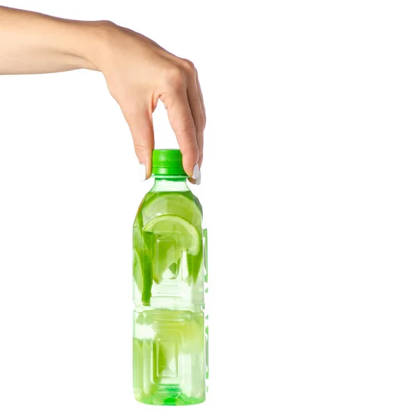 A garrafa de água com limão na mão — Fotografia de Stock
