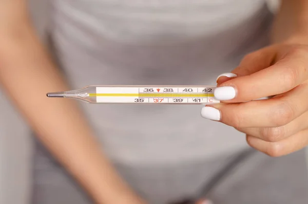 Vrouw Zit Slecht Handen Van Een Thermometer Virus Griep Ziek — Stockfoto