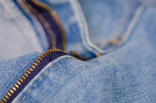 Jeans ragged thread zíper macro desfoque fundo — Fotografia de Stock