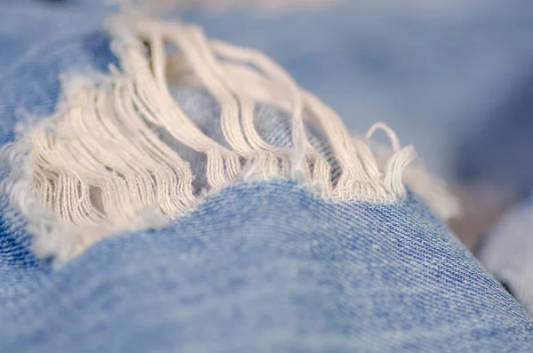 Jeans ragged thread macro desfoque fundo — Fotografia de Stock