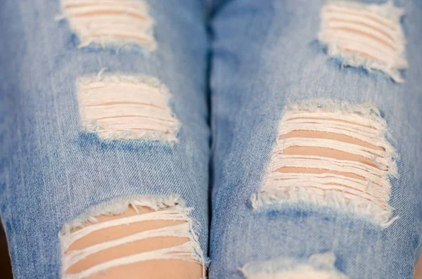 Mulher de jeans rasgado macro — Fotografia de Stock