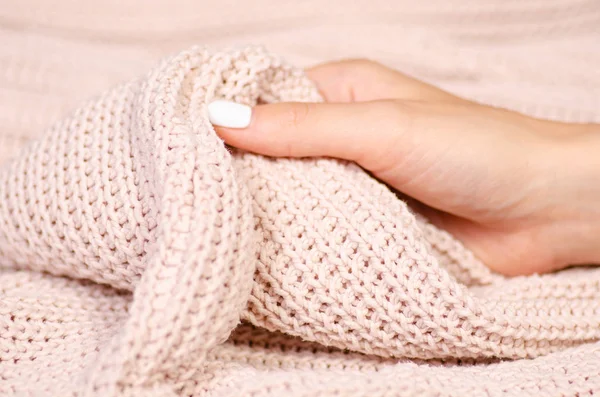 Béžový pletený svetr ženské ruky — Stock fotografie