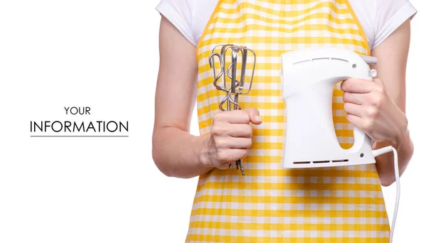 Donna in grembiule nelle mani del modello elettrico miscelatore da cucina — Foto Stock