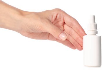 Elinde burun için burun spreyi