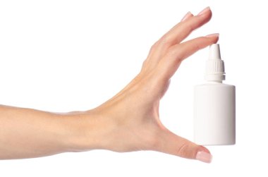 Elinde burun için burun spreyi