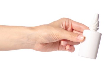 Elinde burun için burun spreyi