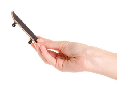 Elinde oyuncak kaykay