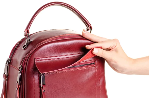 Kırmızı deri kadın çantası elinde