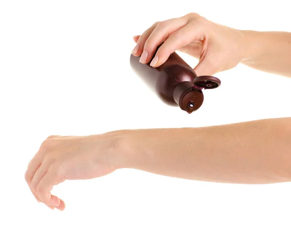 Женские руки красотка бутылка крем для тела масло — стоковое фото