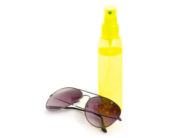 Butelka Spray Opalania Okulary Przeciwsłoneczne Białym Tle Izolacji — Zdjęcie stockowe