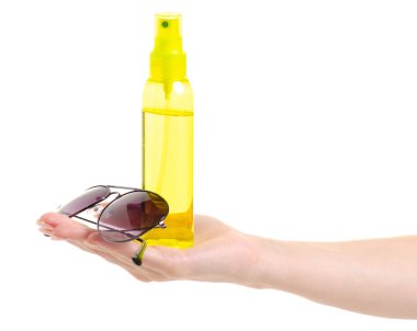 Şişe sprey güneş güneş için elinde bardak