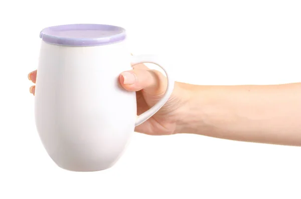 Hvit kopp kopp med lokk i hånden – stockfoto