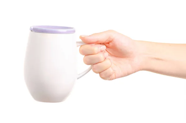 Vit kopp mugg med lock i hand — Stockfoto