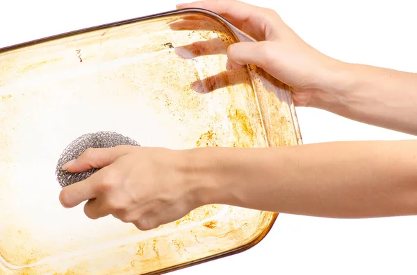 Een vrouw is afwas vettig vuil glas met een metalen keuken spons — Stockfoto