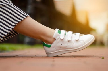 Üzerinde sokak spor ayakkabı kadın bacaklar arka plan güzellik moda bulanıklık