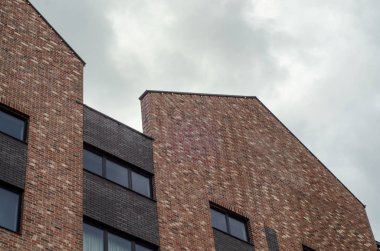 Gökyüzü bulutlar arka planda bina tuğla