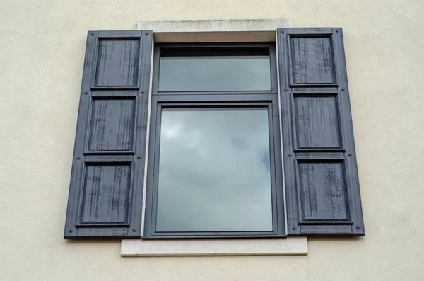 Ventana negra de madera — Foto de Stock