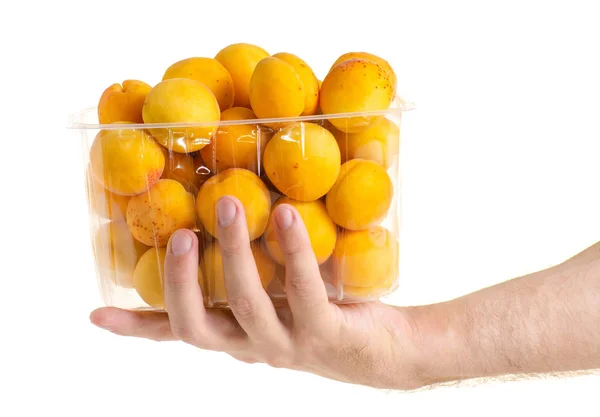 Abricots dans un panier fruits orange à la main — Photo