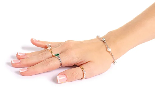 Vrouwelijke hand in ringen gouden Zilveren armband — Stockfoto