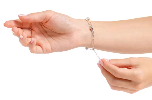 Mano femminile in argento braccialetto di perle — Foto Stock
