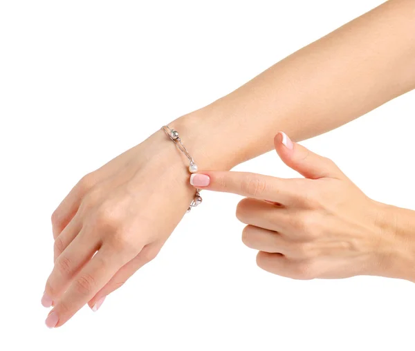 Mão feminina em pérolas pulseira de prata — Fotografia de Stock